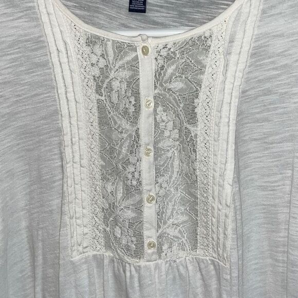 Chaps Cream Lace Accent Top Size Medium - Picture 2 of 4